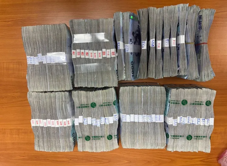 警方追回贓款。翻攝畫面