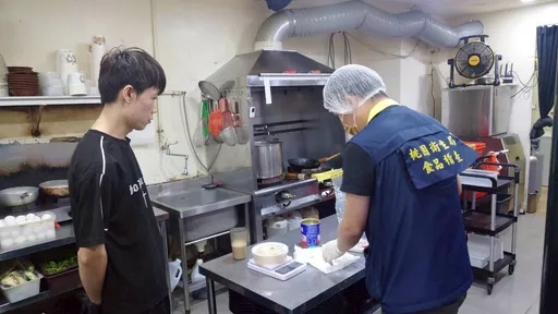 吃宵夜喝到酸掉的玉米濃湯！飯裏還有蒼蠅　桃衛生局火速稽查