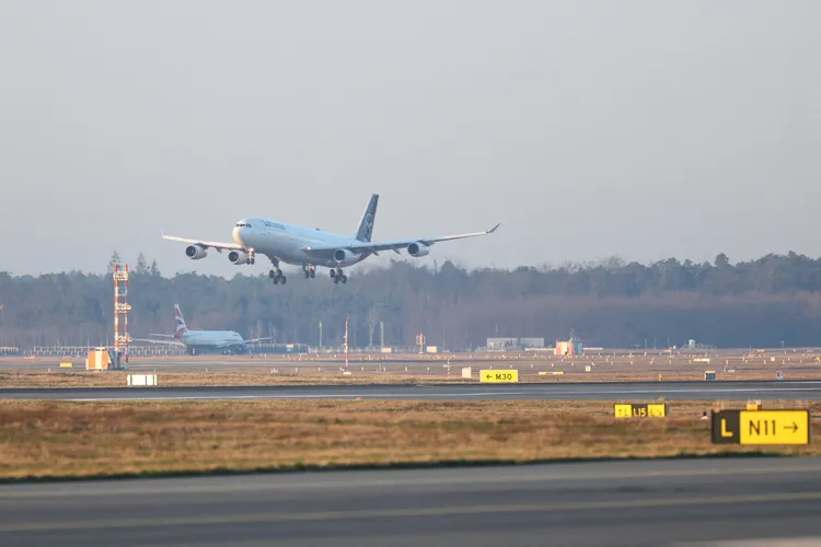 德國漢莎航空班機載運首批滯留的德國旅客從安曼飛抵德國法蘭克福。路透社