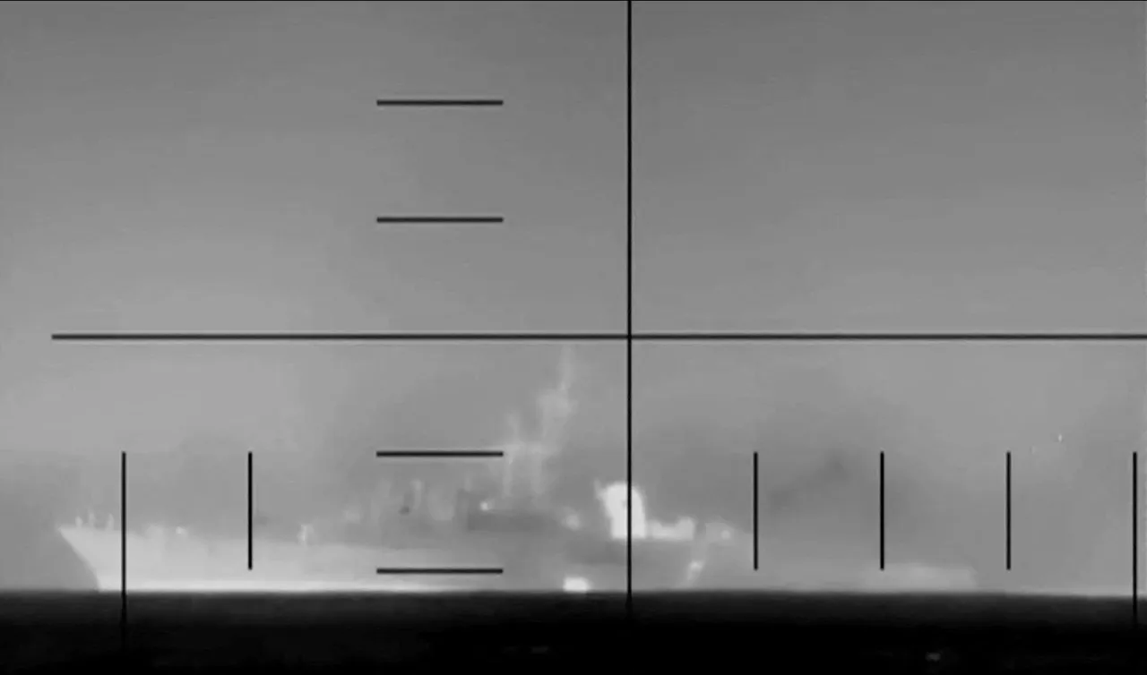 美軍4日公布擊中伊朗巡防艦的照片。伊斯蘭卡事後出動搜救艦上官兵。路透社