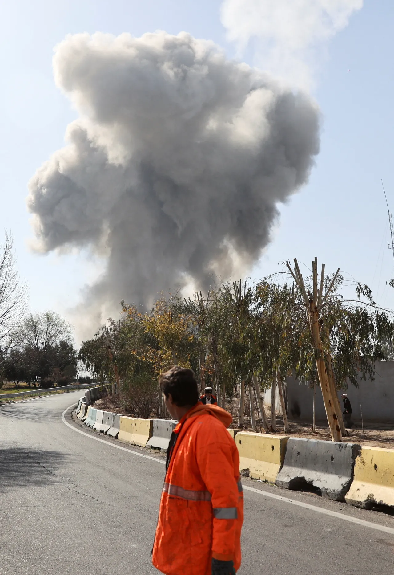 伊朗首都德黑蘭冒出濃濃黑煙。路透社