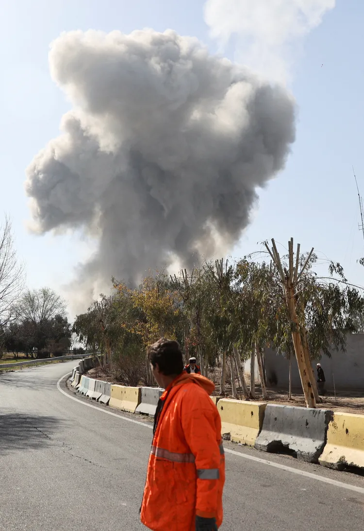 伊朗首都德黑蘭冒出濃濃黑煙。路透社