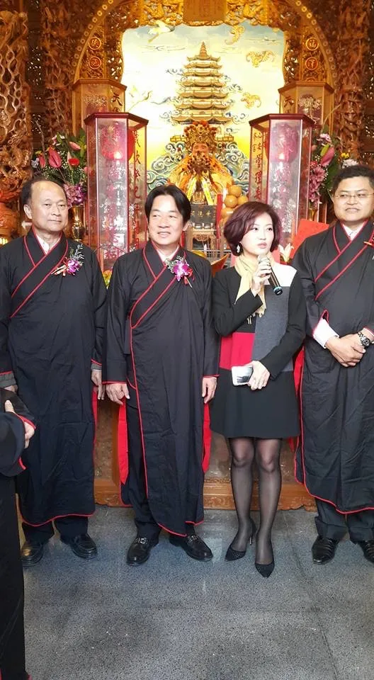 多年前，吳中純（右二）主持台南市濟福寺開廟大典，左二為總統賴清德。梅聖旻提供