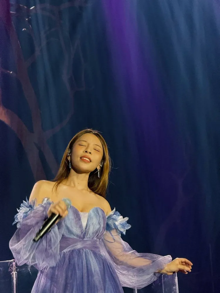 鍾綺「苦行僧」式玩命練唱。印太戰略智庫提供