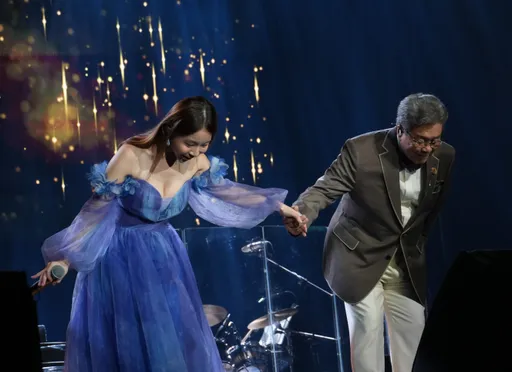 鍾綺爆乳助陣金鐘歌王楊烈　旱鴨子「苦行僧」式玩命練唱