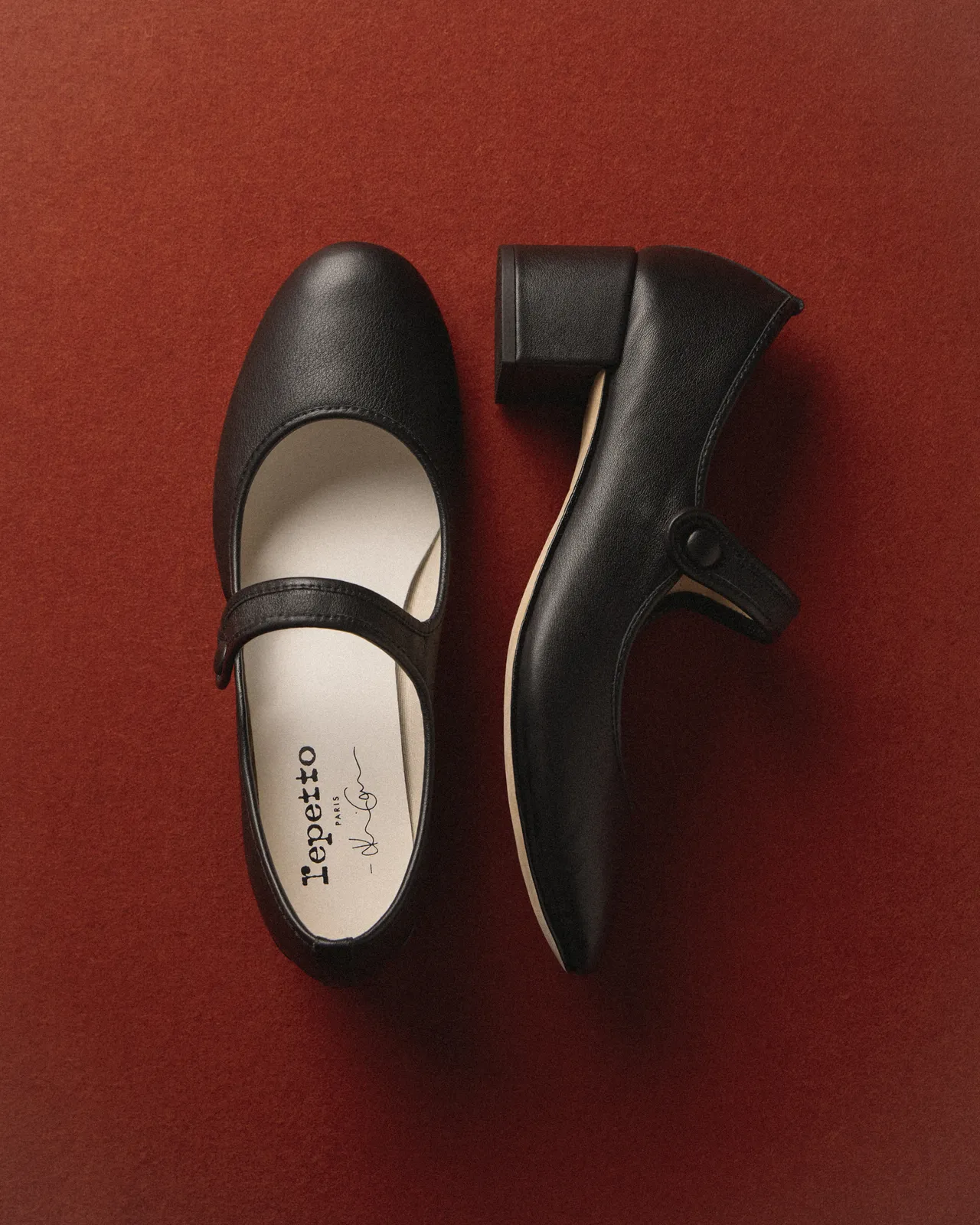 聯名鞋款的鞋墊上都壓印有Kaia的手寫簽名。品牌提供