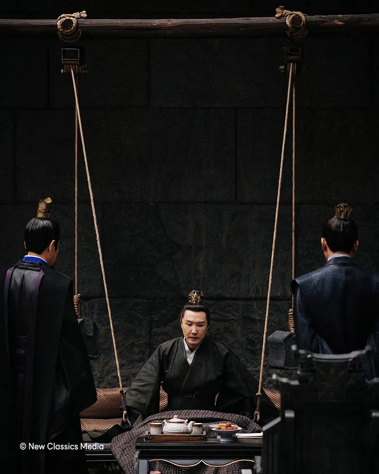 第二季演員(中)吳剛坐著演「陳萍萍」還拉環健身。中視提供