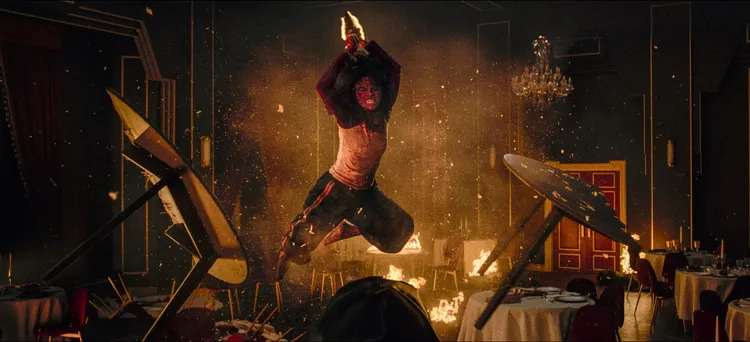 薩琪畢茲有著精采動作戲。華納兄弟提供