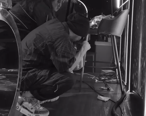 黃明志捲命案後首度復工開唱　唱到一半竟背對舞台蹲下嘔吐