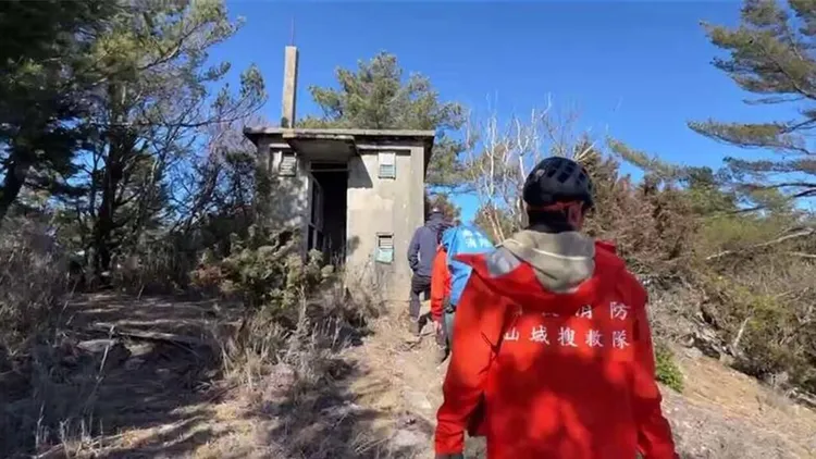 圖為搜救人員搜尋魏男下落。南投縣消防局提供