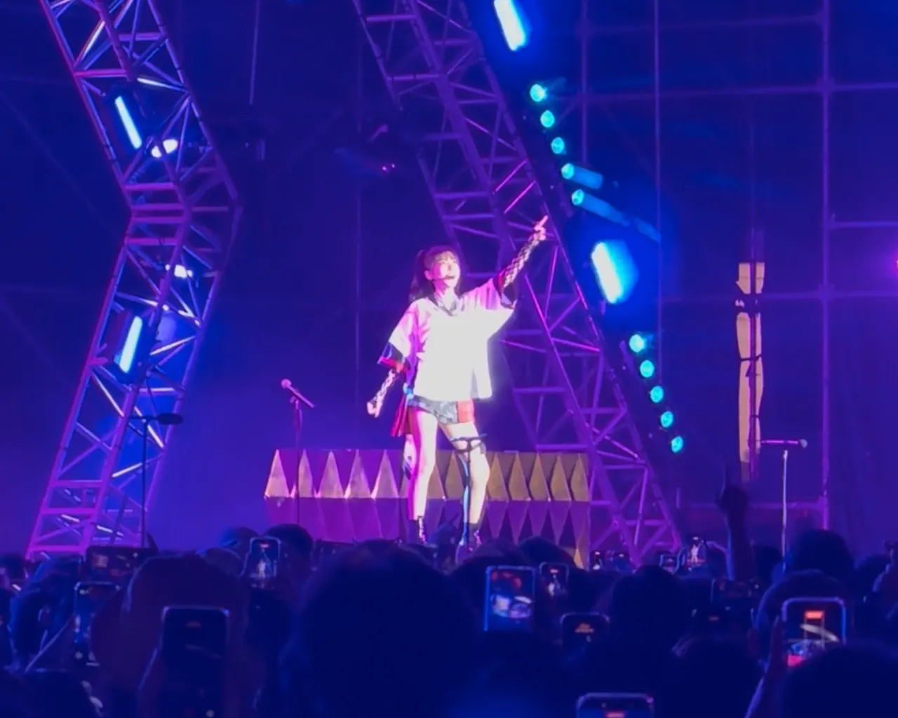 才喊「豬大哥沒有死」！謝金燕表演一半　父女另類合體嗨翻全場