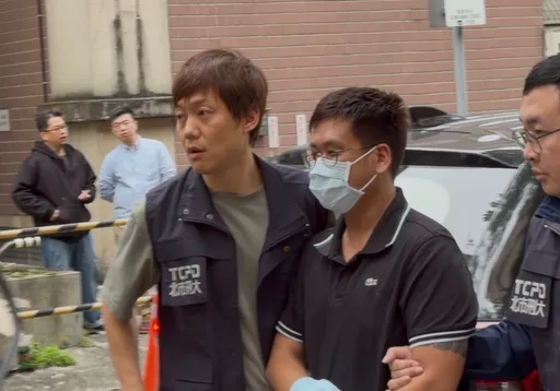 漏網拖吊蟑螂「小崔」到案了！　移送北檢戴口罩仍藏不住微笑表情