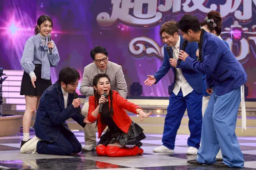 王彩樺錄影突下跪　揚言報警討公道