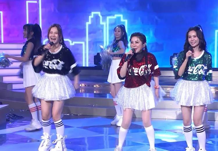 蔡亞露（左起）、王彩樺、麗小花合唱〈年輕不要留白〉。民視提供