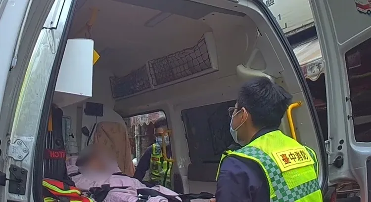 陳女身體不適倒臥租屋中，幸好住一樓的房東察覺不對勁，報警求助。翻攝畫面