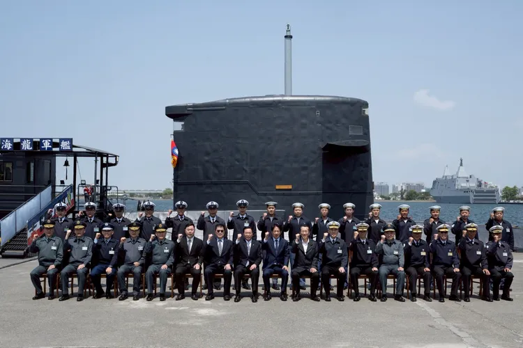 總統賴清德18日前往高雄，登艦視導海鯤軍艦。賴清德臉書