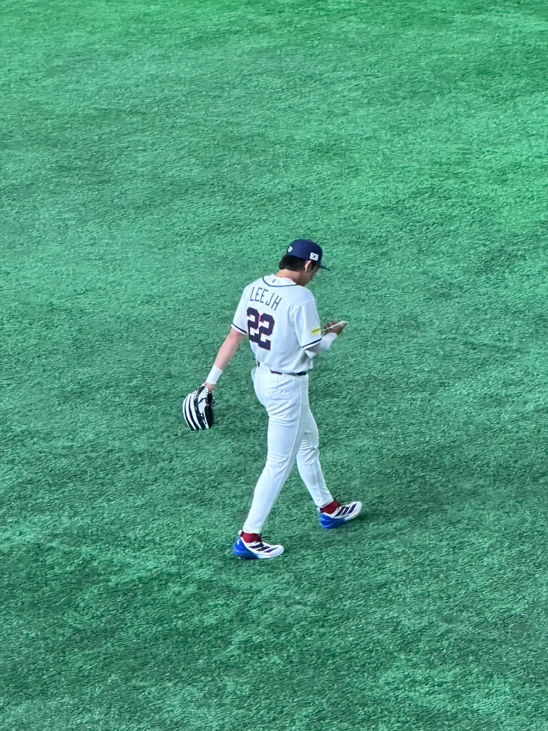 大聯盟球星李政厚本次擔任隊長領軍韓國隊，卻遺憾敗給台灣，離場時顯得有些落寞。讀者提供