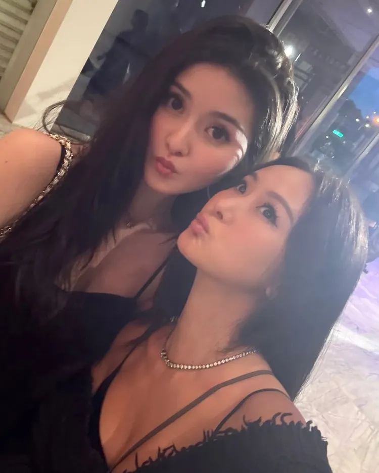 孫芸芸（右）與女兒廖思惟合照像姊妹。翻攝孫芸芸IG