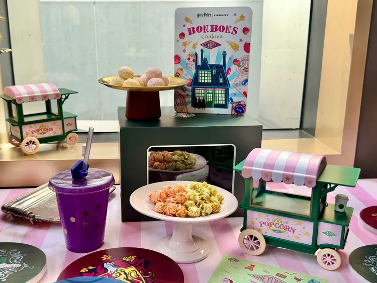 星巴克聯名禮盒「蜂蜜公爵精選糖餅」與「爆米花推車收納組」。莊偉祺攝