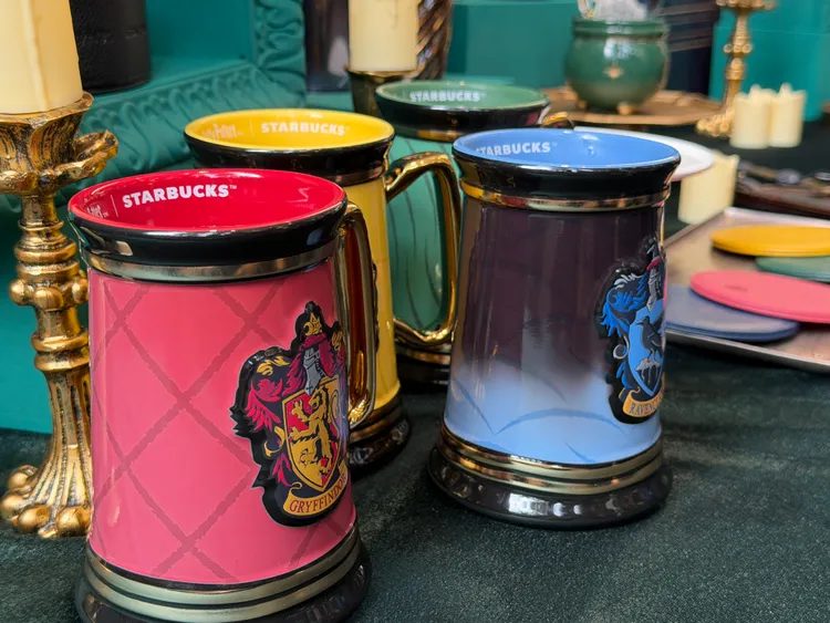 星巴克哈利波特聯名杯款包含「變色霍格華茲學院馬克杯」，盛裝熱飲時就會顯現出各學院的不同顏色。莊偉祺攝