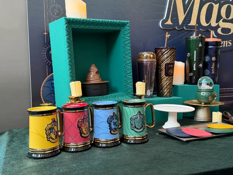 星巴克將開賣馬克杯、冷水杯、不鏽鋼杯等17款哈利波特聯名杯款。莊偉祺攝