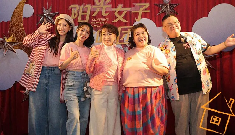 導演林孝謙（右起）昨和演員鍾欣凌、翁倩玉、孫淑媚、安心亞在廈門宣傳。翻攝電影陽光女子合唱團微博