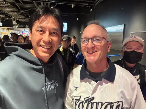 經典賽｜費仔爸爸長這樣！在場見證兒子滿貫砲　媒體人捕獲鞠躬致謝