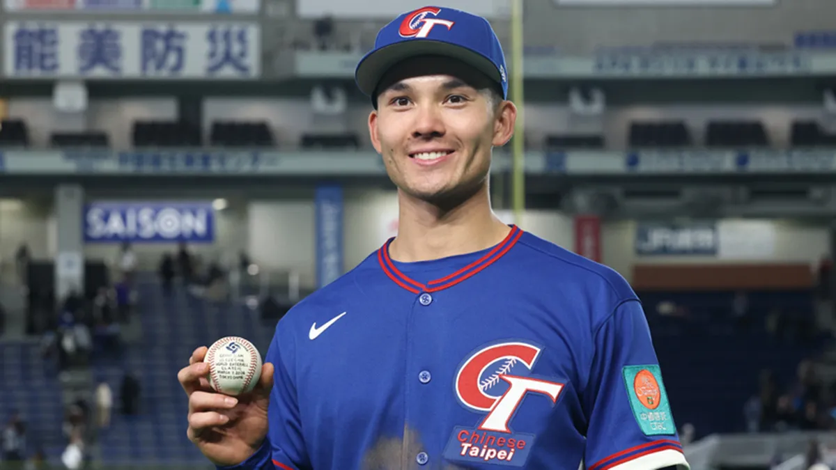 費柴德賽後展示全壘打球。中央社