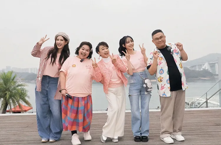 《陽光女子合唱團》導演林孝謙（右起）、演員孫淑媚、翁倩玉、鍾欣凌、安心亞昨在廈門會影迷。翻攝電影陽光女子合唱團微博