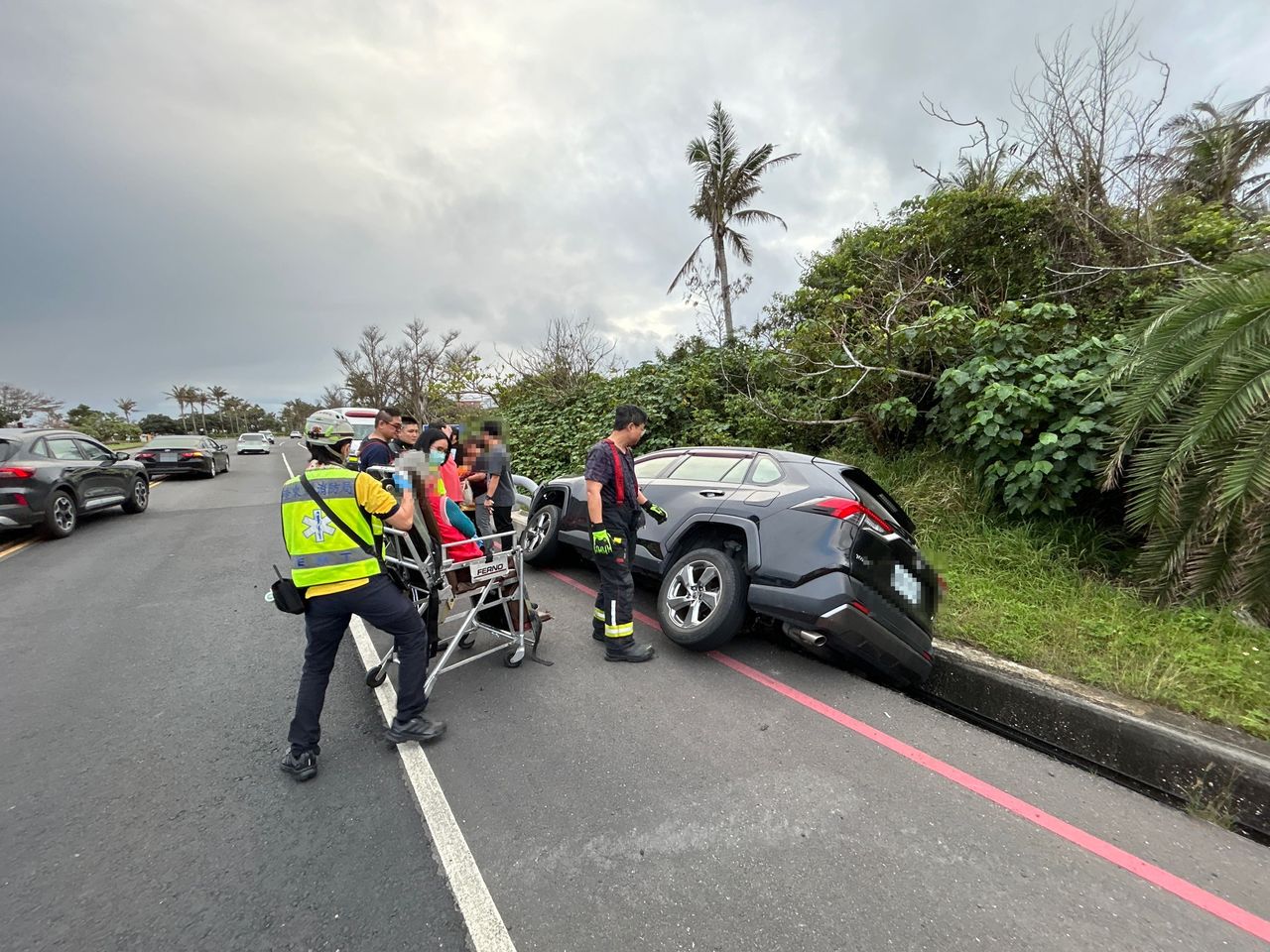 1家6口台東駕車出遊自撞護欄 釀4傷送醫