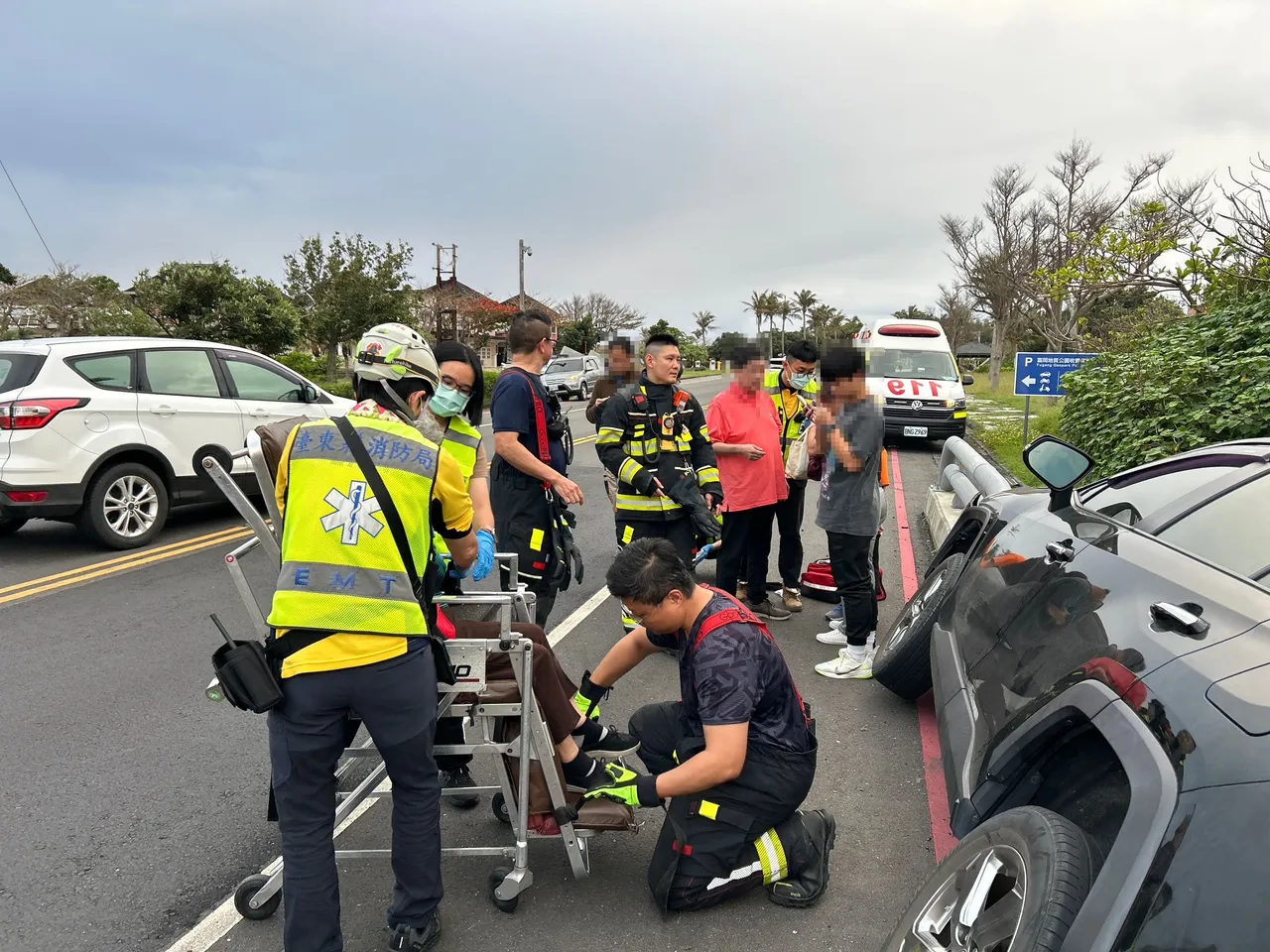 警消趕赴現場將受困民眾救出送醫。消防局提供