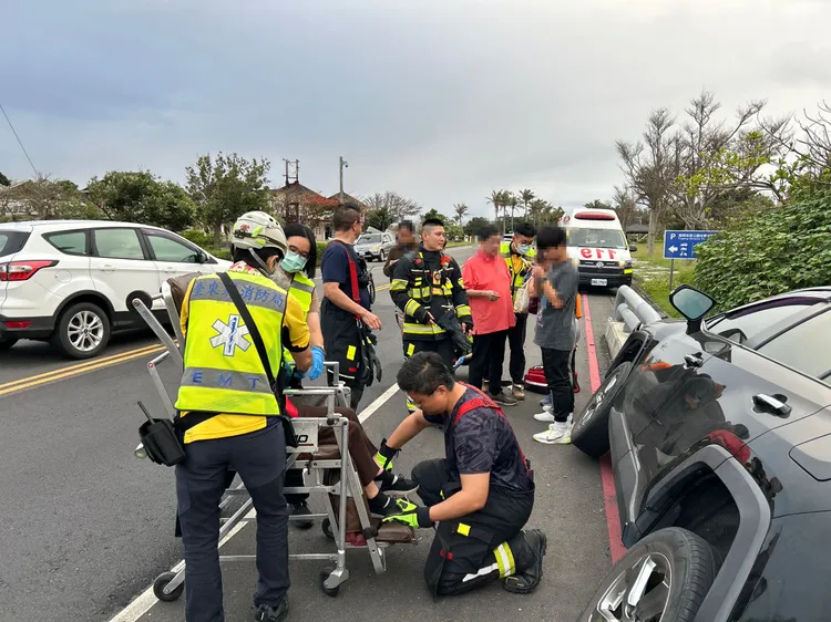 警消趕赴現場將受困民眾救出送醫。消防局提供