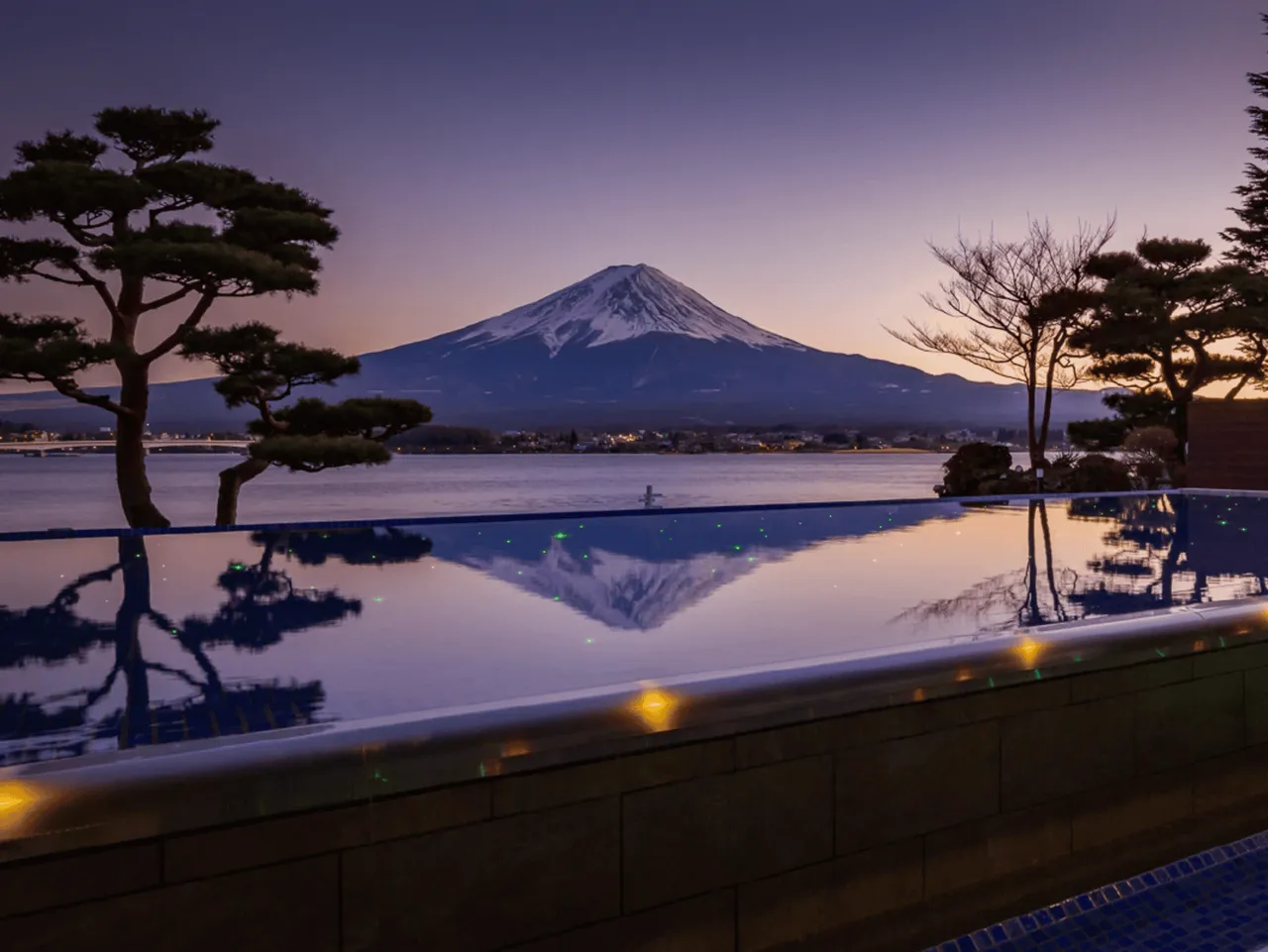 秀峰閣湖月擁有富士山觀景足浴露台，可盡情欣賞壯麗美景。業者提供