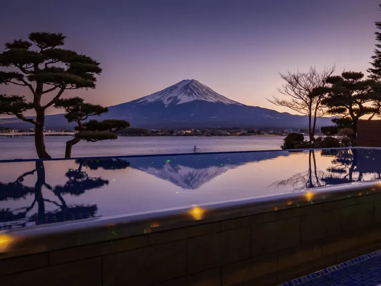 秀峰閣湖月擁有富士山觀景足浴露台，可盡情欣賞壯麗美景。業者提供