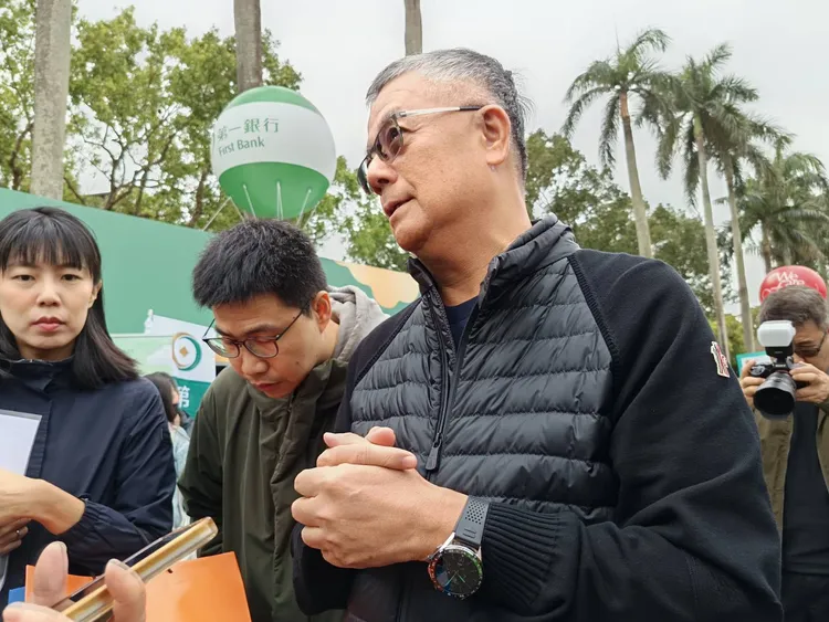 元大金控參與「台大校園徵才博覽會」，由金控總經理黃維誠（右一）帶領集團及子公司多位高階主管出席。許麗珍攝