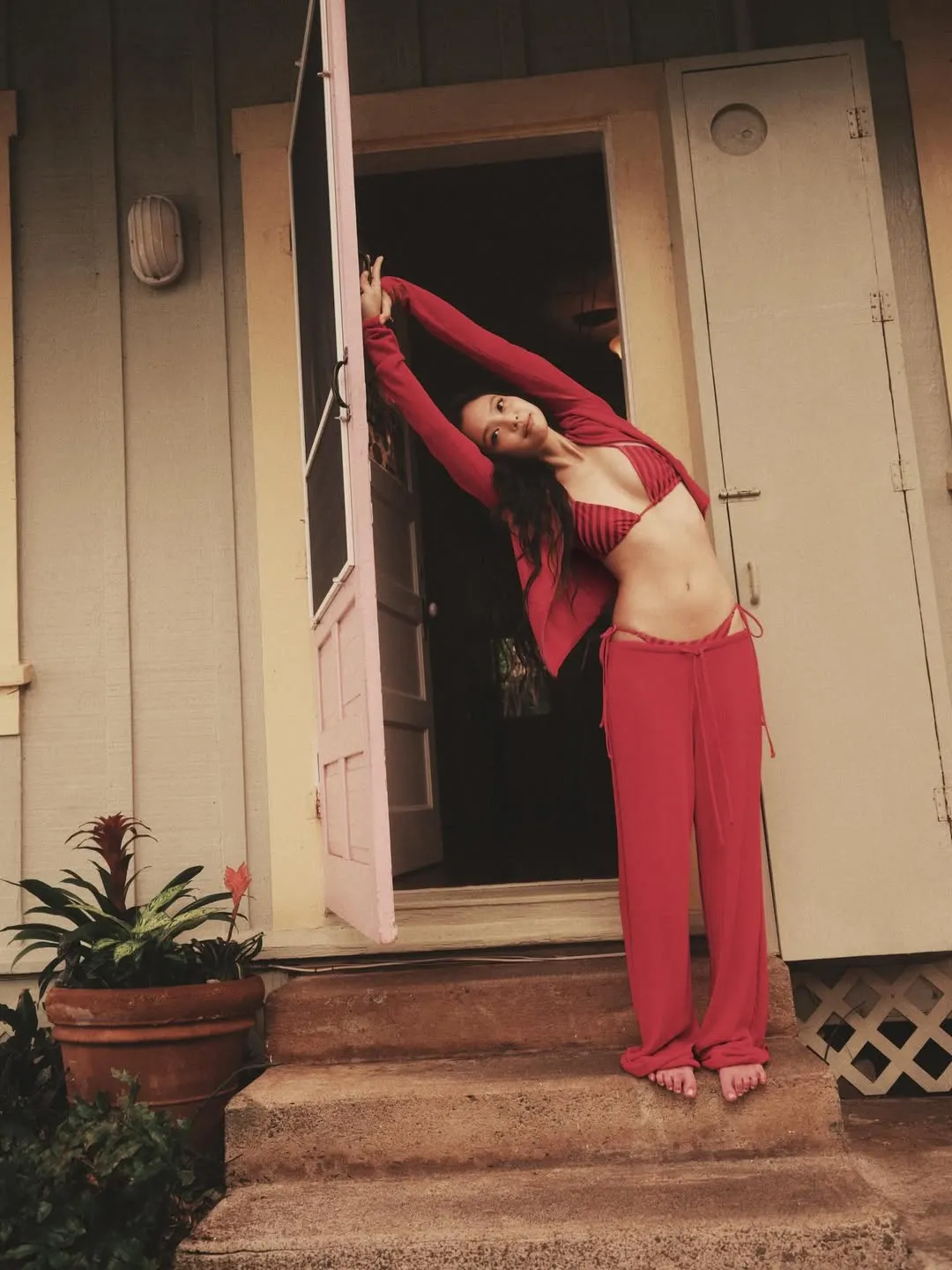 Jennie換上紅條紋比基尼外罩寬鬆外套與長褲。翻攝Jennie IG