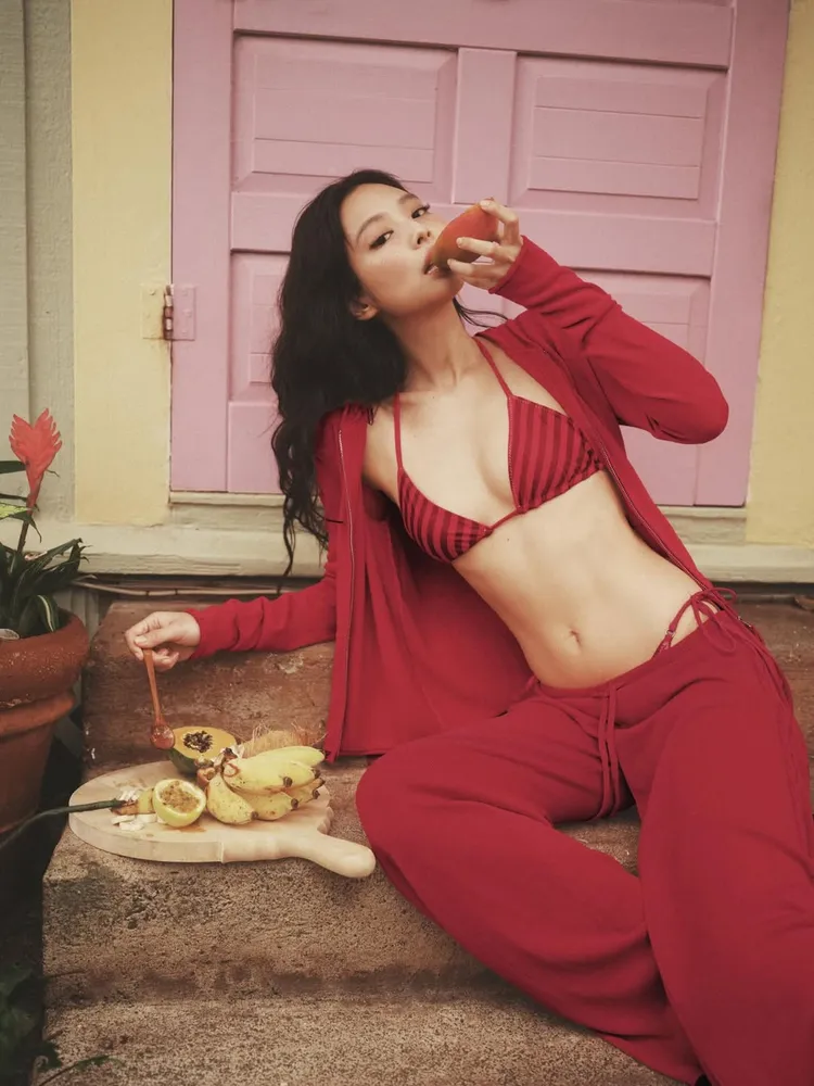 Jennie改換上紅條紋比基尼。翻攝Jennie IG