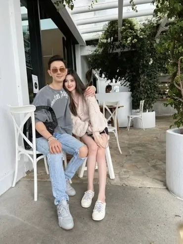 Jerry Li親密摟著廖思惟。翻攝Jerry Li小紅書