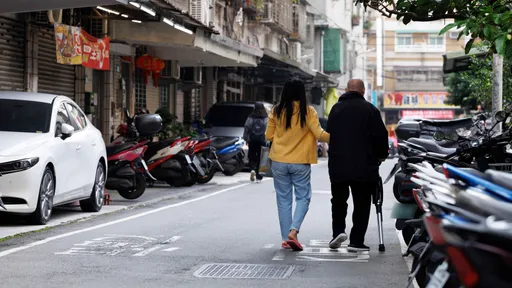 李四川拋老屋蓋電梯　選照被酸爆「把老人弄下樓變馬路移動神主牌」