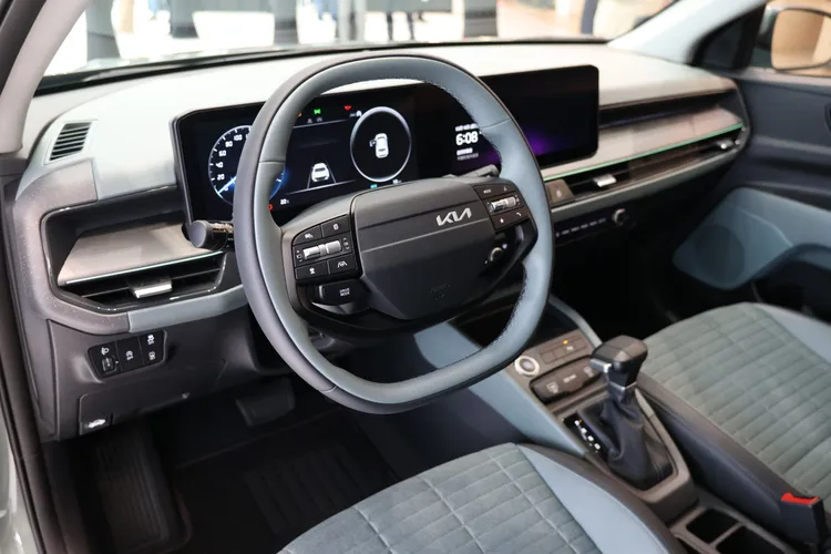 座艙升級為雙12.3吋全景顯示介面，支援Apple CarPlay與Android Auto。數位操作結合實體按鍵，兼顧科技感與使用便利性。周奕豪攝