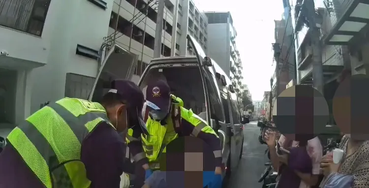 警消協助干男就醫。民眾提供