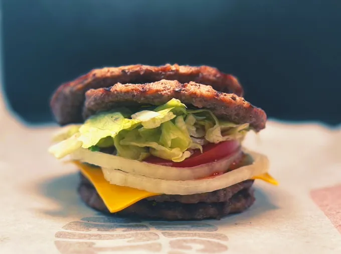 漢堡王四層無麵包小肉霸套餐價139元起。業者提供