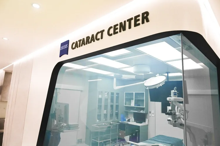 德國蔡司白內障設備認證中心結合四大德國高階白內障科技，所有設備透過雲端數位串聯，提升手術的精準度與安全性。