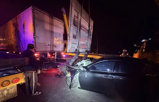 國1桃園路段故障車停中線車道　後車未注意車前狀況追撞釀1死2傷