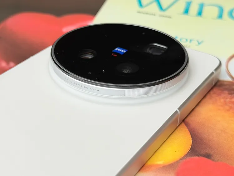 vivo X300 Ultra鏡頭模組邊緣加入細緻刻度設計，不僅提升專業感，也強化整體影像旗艦的相機風格。趙筱文攝