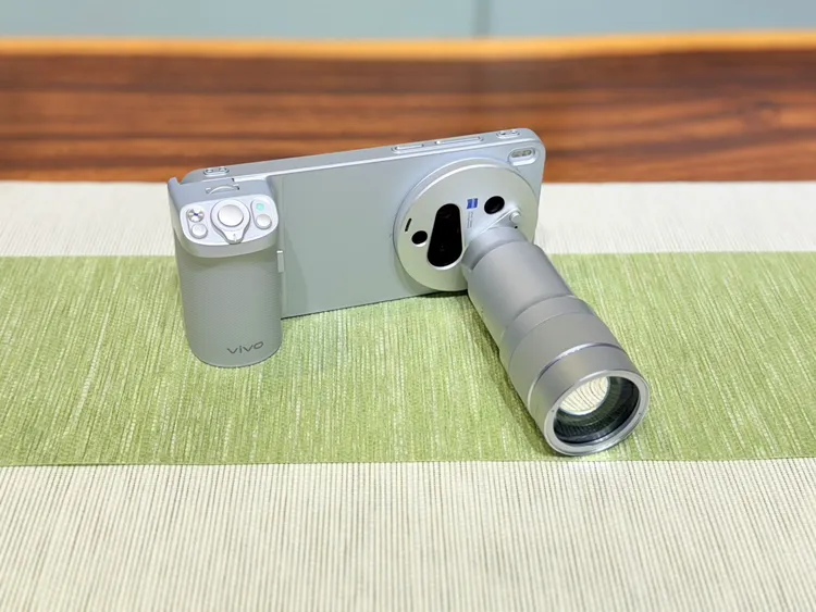 vivo X300 Ultra提供專屬影像手把與蔡司外接長焦增距鏡搭配，讓手機瞬間化身行動攝影裝置。趙筱文攝