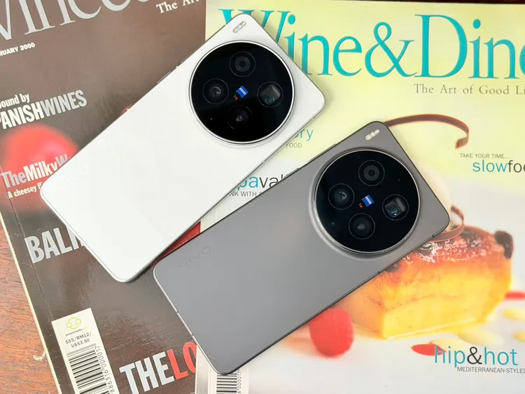 銀色在陽光下趨近於白色，也與綠色一樣使用雙色拼接。