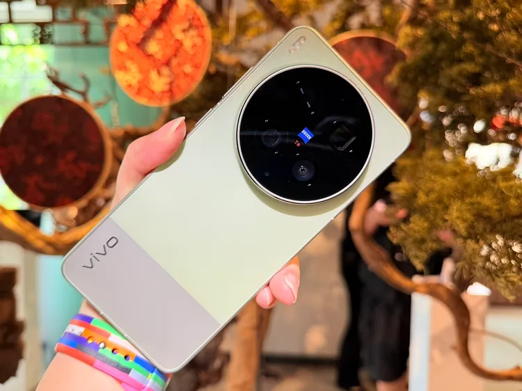 X300 Ultra此次主打色「膠片綠」與銀色款採用雙質感拼接設計。趙筱文攝