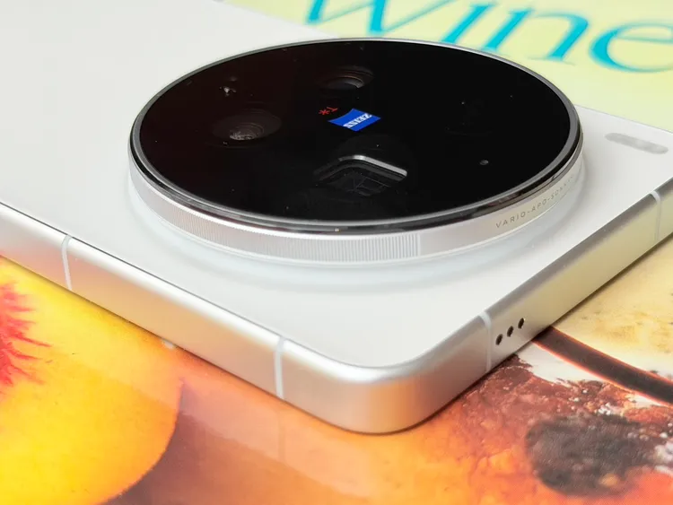 雖然看起來較X300 Pro厚，但約8.19mm的厚度則較前代來的薄。趙筱文攝