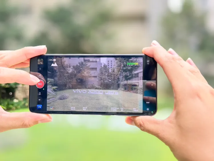 vivo X300 Ultra支援Log錄影模式，可匯入3D LUT進行專業調色並相容ACES後製流程，同時搭載四麥克風收音系統，提升影像與聲音的創作彈性。趙筱文攝